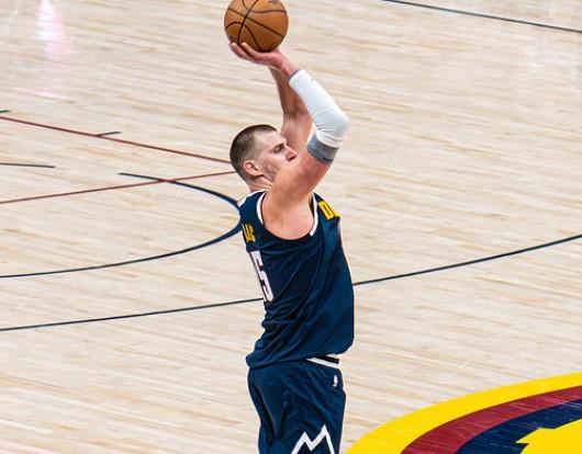  赛场孤胆英雄：约基奇超强体能背后的夺冠密码 体育新闻 赛场孤胆英雄：约基奇超强体能背后的夺冠密码 体育新闻