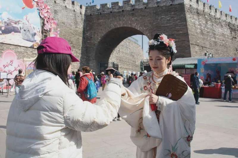 消费惯性与转型压力：解析“赏花经济”的跨界增长逻辑
