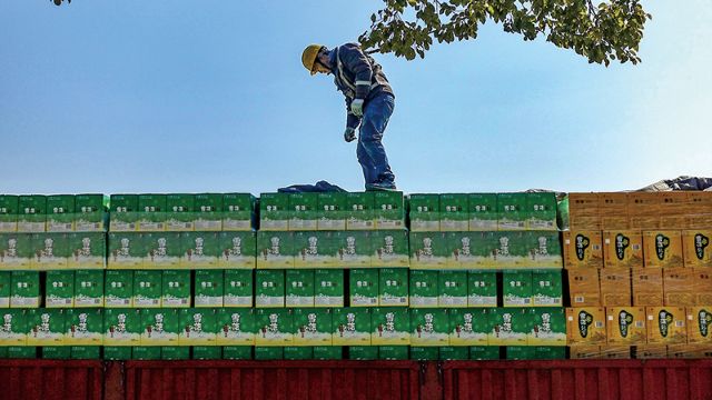  万级产量的市场震荡：啤酒巨头通过高端化与场景重构实现业绩突围 新闻 万级产量的市场震荡：啤酒巨头通过高端化与场景重构实现业绩突围 新闻