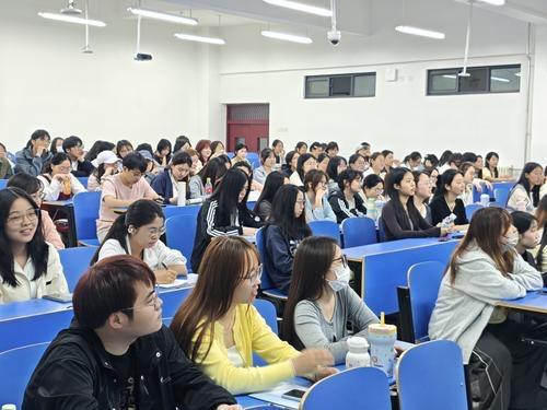  当年轻的心遇见古老的笑声：一段跨越时空的文化之约 文化旅游